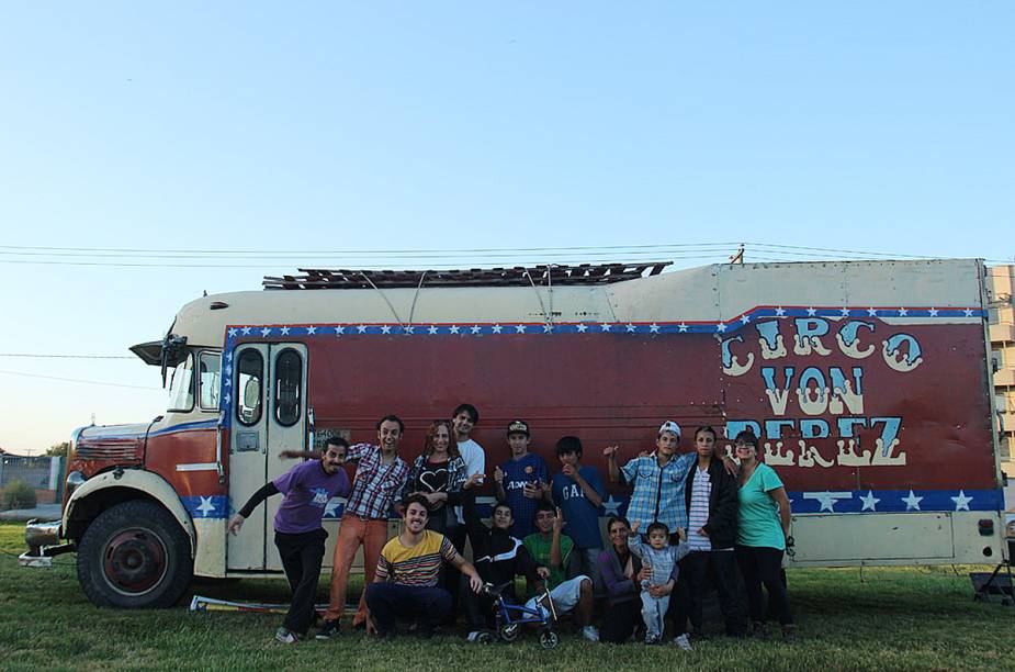 <strong>Circo Social da Família Von Perez - <a href="https://viajeaqui.abril.com.br/cidades/ar-mendoza" rel="Mendoza" target="_blank">Mendoza</a>, <a href="https://viajeaqui.abril.com.br/paises/argentina" rel="Argentina" target="_blank">Argentina</a></strong> “O projeto é incrível. Julian e Goudard, os pais da família, professores de formação e circenses de coração, idealizaram viajar pela Argentina, durante um ano, montando sua tenda, apresentando um espetáculo e dando oficinas para crianças e adolescentes carentes. Tudo de graça. Cruzamos com eles em Mendoza, uma cidade interiorana argentina tão gostosa de viver. Cheio de verde e vida. Para nós era um sonho conhecer mais de perto um circo. Aliar isso a um trabalho social foi uma combinação perfeita. Trabalhamos ajudando nas oficinas de tecido, malabares e salto.” <strong>Circo Social da Família Von Perez - <a href="https://viajeaqui.abril.com.br/cidades/ar-mendoza" rel="Mendoza" target="_blank">Mendoza</a>, <a href="https://viajeaqui.abril.com.br/paises/argentina" rel="Argentina" target="_blank">Argentina</a></strong> “O projeto é incrível. Julian e Goudard, os pais da família, professores de formação e circenses de coração, idealizaram viajar pela Argentina, durante um ano, montando sua tenda, apresentando um espetáculo e dando oficinas para crianças e adolescentes carentes. Tudo de graça. Cruzamos com eles em Mendoza, uma cidade interiorana argentina tão gostosa de viver. Cheio de verde e vida. Para nós era um sonho conhecer mais de perto um circo. Aliar isso a um trabalho social foi uma combinação perfeita. Trabalhamos ajudando nas oficinas de tecido, malabares e salto.”