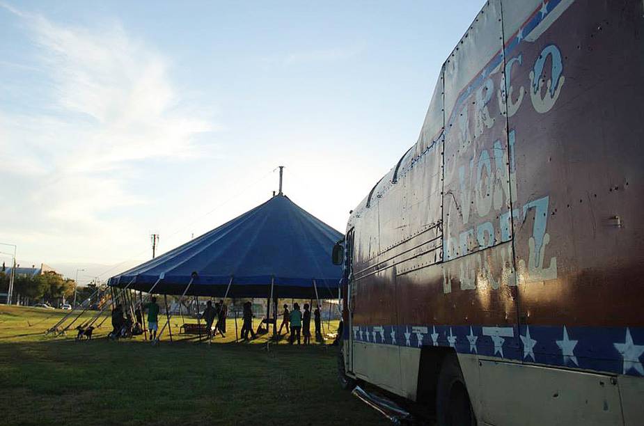 Outro trabalho que marcou bastante o Calle America foi o <strong>Circo Social da Família Von Perez</strong>, em <a href="https://viajeaqui.abril.com.br/cidades/ar-mendoza" rel=" Mendoza" target="_blank"><strong>Mendoza</strong></a>, na <a href="https://viajeaqui.abril.com.br/paises/argentina" rel="Argentina" target="_blank"><strong>Argentina</strong></a>: “Ao conseguirmos o trabalho no circo, voltamos pra casa pulando de alegria.” Outro trabalho que marcou bastante o Calle America foi o <strong>Circo Social da Família Von Perez</strong>, em <a href="https://viajeaqui.abril.com.br/cidades/ar-mendoza" rel=" Mendoza" target="_blank"><strong>Mendoza</strong></a>, na <a href="https://viajeaqui.abril.com.br/paises/argentina" rel="Argentina" target="_blank"><strong>Argentina</strong></a>: “Ao conseguirmos o trabalho no circo, voltamos pra casa pulando de alegria.”