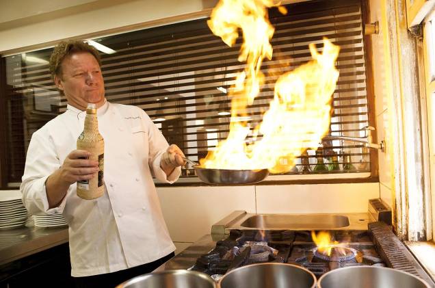 Claude Troisgros, do restaurante Olympe, faz suas peripécias na cozinha; o chef será presidente da edição 2015 do Sirha, que desta vez ocorre na cidade do Rio de Janeiro Claude Troisgros, do restaurante Olympe, faz suas peripécias na cozinha; o chef será presidente da edição 2015 do Sirha, que desta vez ocorre na cidade do Rio de Janeiro