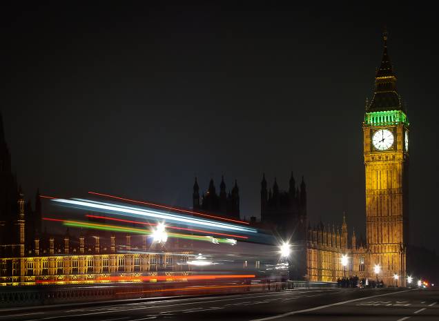 Durante a revolução industrial na<strong> <a href="https://viajeaqui.abril.com.br/paises/reino-unido" rel="Inglaterra " target="_blank">Inglaterra</a></strong><a href="https://viajeaqui.abril.com.br/paises/reino-unido" rel="Inglaterra " target="_blank"> </a>o <strong>café </strong>e o trabalho se tornaram inseparáveis. A cafeína é um estimulante presente na bebida e deixa as pessoas mais dispostas para continuar suas atividades. Mas o café não agradava somente as massas. As cafeterias de <a href="https://viajeaqui.abril.com.br/cidades/reino-unido-londres" rel="Londres " target="_blank">Londres </a>eram o ponto de encontro de intelectuais que se reuniam para discutir política, economia, arte e outros assuntos. Como o café custava um centavo naquela época, as cafeterias foram apelidadas de universidades de "um centavo" Durante a revolução industrial na<strong> <a href="https://viajeaqui.abril.com.br/paises/reino-unido" rel="Inglaterra " target="_blank">Inglaterra</a></strong><a href="https://viajeaqui.abril.com.br/paises/reino-unido" rel="Inglaterra " target="_blank"> </a>o <strong>café </strong>e o trabalho se tornaram inseparáveis. A cafeína é um estimulante presente na bebida e deixa as pessoas mais dispostas para continuar suas atividades. Mas o café não agradava somente as massas. As cafeterias de <a href="https://viajeaqui.abril.com.br/cidades/reino-unido-londres" rel="Londres " target="_blank">Londres </a>eram o ponto de encontro de intelectuais que se reuniam para discutir política, economia, arte e outros assuntos. Como o café custava um centavo naquela época, as cafeterias foram apelidadas de universidades de "um centavo"