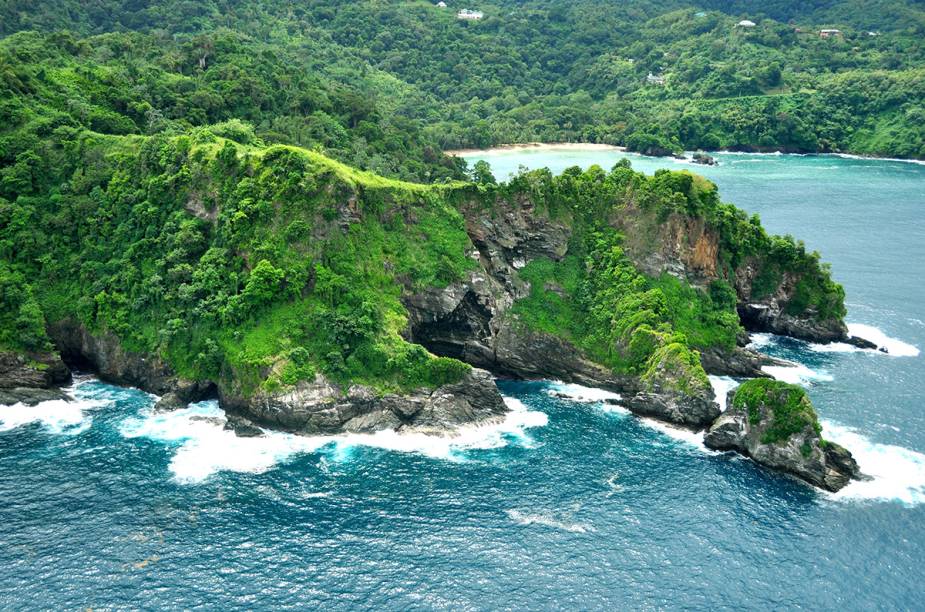 A deserta praia de Englishmans’s Bay, atrás do morro, é considerada uma das praias mais bonitas da ilha de Tobago