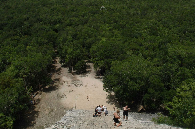 <strong>Cobá</strong><br />A subida ao topo da grande pirâmide de Cobá, a Nohoch Mul, é feita por mais de cem degraus íngremes. Do topo de seus 42 metros de altura, descortina-se uma ampla vista daquele que foi maiores centros maias do período clássico