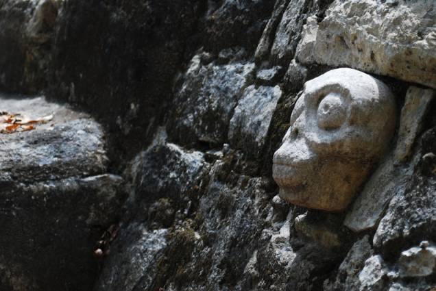 <strong>Cobá</strong><br />Calcula-se que haja mais de 6,5 mil estruturas no sítio arqueológico, mas poucas foram recuperadas. Entre elas, cerca de 30 estelas – totens em que os maias gravavam a história de suas cidades e de seus governantes –, altares, pirâmides e painéis. Cobá disputou com Chichén Itzá o domínio da região e acabou subjugada pela rival<br /> <strong>Cobá</strong><br />Calcula-se que haja mais de 6,5 mil estruturas no sítio arqueológico, mas poucas foram recuperadas. Entre elas, cerca de 30 estelas – totens em que os maias gravavam a história de suas cidades e de seus governantes –, altares, pirâmides e painéis. Cobá disputou com Chichén Itzá o domínio da região e acabou subjugada pela rival<br />