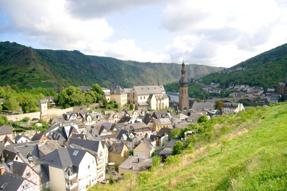 Situada no <strong>Vale do Mosela</strong>, às margens do rio homônimo, <strong>Cochem</strong> é cercada por castelos e vinícolas. Com pouco mais de 5 mil habitantes, a região possui casas enxaimel que a tornam ainda mais charmosa. Mas é na produção de vinhos e nas suas tabernas que concentram-se os elementos mais importantes de sua identidade. Por aqui, também vale a pena visitar o seu principal castelo, o Reichsburg, erguido no século 11. <a href="https://www.booking.com/city/de/cochem.pt-br.html?aid=332455&label=viagemabril-vilasalemanha" target="_blank" rel="noopener"><em>Busque hospedagens em Cochem no Booking.com</em></a>