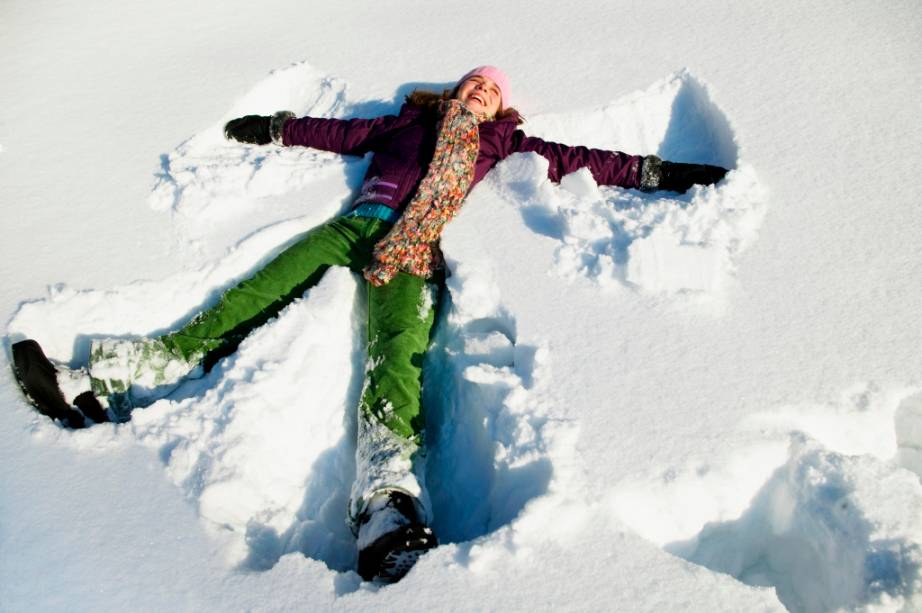 <strong>Com que roupa eu vou?</strong>            A maioria de nós, brasileiros, não possui roupas adequadas para enfrentar o frio que iremos encontrar em resorts de inverno. Na hora do esqui o ideal é alugar roupas adequadas. Se for praticar outras atividades ao ar-livre (como caminhadas e trenós de cães), vale a pena seguir a regra da cebola: camadas de roupas que lhe darão o conforto necessário, seco e aquecido. A roupa externa ideal deve te proteger do vento e da umidade (jaquetas, anoraks ou parkas com materias como gore-tex), já que o calor ficará retido em uma ou duas camadas com tecidos como microfleece e dry-fit, que seguram o calor e deixam passar a transpiração. Um bom e velho casaco de lã também funciona bem. Nessas condições, evite roupas de algodão, que não conhecem e absorvem o suor.            Na ora do jantar ou dos passeios mais comuns, não esqueça de levar na mala botas, uma boa jaqueta, gorro, cachecóis e luvas. Jeans? Em ambiente externo nem pensar, pois ele retém muito mal o calor. Calças de lã, veludo e poliéster, com elastano, funcionam bem melhor. E não se esqueça de proteger bem os pés: meias molhadas congelam rapidamente os pés