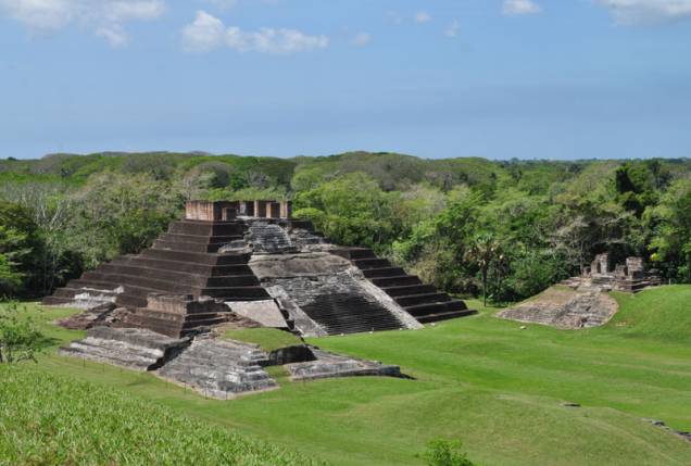<strong>Comalcalco</strong><br />Enclave comercial estratégico entre as cidades-Estado maias, Comalcalco alcançou seu esplendor de 300 a 900 d.C. O conjunto arquitetônico principal inclui a Acrópole, a Grande Acrópole e a Plaza Norte. A disposição das construções denota um rigoroso planejamento urbanístico, a exemplo de Palenque. Mas o aspecto original que a diferencia de todas as demais é que suas edificações não estão feitas em pedra, mas em ladrilhos unidos por argamassa. Neles há imagens gravadas com motivos antropomorfos, zoomorfos, geométricos e de conotação mítico-religiosa. Fica a 90 quilômetros de Villahermosa, no estado de Tabasco <strong>Comalcalco</strong><br />Enclave comercial estratégico entre as cidades-Estado maias, Comalcalco alcançou seu esplendor de 300 a 900 d.C. O conjunto arquitetônico principal inclui a Acrópole, a Grande Acrópole e a Plaza Norte. A disposição das construções denota um rigoroso planejamento urbanístico, a exemplo de Palenque. Mas o aspecto original que a diferencia de todas as demais é que suas edificações não estão feitas em pedra, mas em ladrilhos unidos por argamassa. Neles há imagens gravadas com motivos antropomorfos, zoomorfos, geométricos e de conotação mítico-religiosa. Fica a 90 quilômetros de Villahermosa, no estado de Tabasco