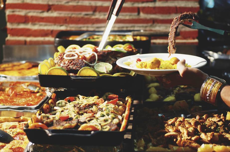 Comida goiana e mineira do restaurante <a href="https://chaonativo1.com.br" target="_blank" rel="noopener">Chão Nativo I</a>, em Goiânia, Goiás. Entre os pratos típicos do estado, o <strong>arroz com suã</strong> e o <strong>leitão pururuca</strong> são pedidas acertadas. Comida goiana e mineira do restaurante <a href="https://chaonativo1.com.br" target="_blank" rel="noopener">Chão Nativo I</a>, em Goiânia, Goiás. Entre os pratos típicos do estado, o <strong>arroz com suã</strong> e o <strong>leitão pururuca</strong> são pedidas acertadas.