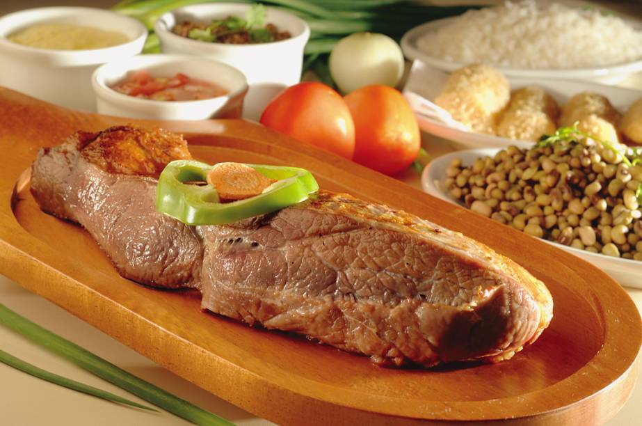 <strong>Carne de sol</strong> Um banquete de carne de sol inclui sempre feijão-verde, macaxeira, farofa d'água, pirão de leite e vinagrete. Mas não se deixe enganar pelo nome do ingrediente principal: a carne salgada descansa previamente na geladeira ou em câmara fria, e não no sol, que a deixaria mais dura e desidratada, originando a famosa carne-seca. Extraída de coxão mole ou duro, a peça é assada na grelha ou frita na manteiga de garrafa. <strong>Quem prepara:</strong> <a href="https://www.cabanadosol.com.br/content/home/" target="_blank" rel="noopener">Cabana do Sol</a>, em <a href="https://viajeaqui.abril.com.br/cidades/br-ma-sao-luis" target="_blank" rel="noopener">São Luís (MA)</a>