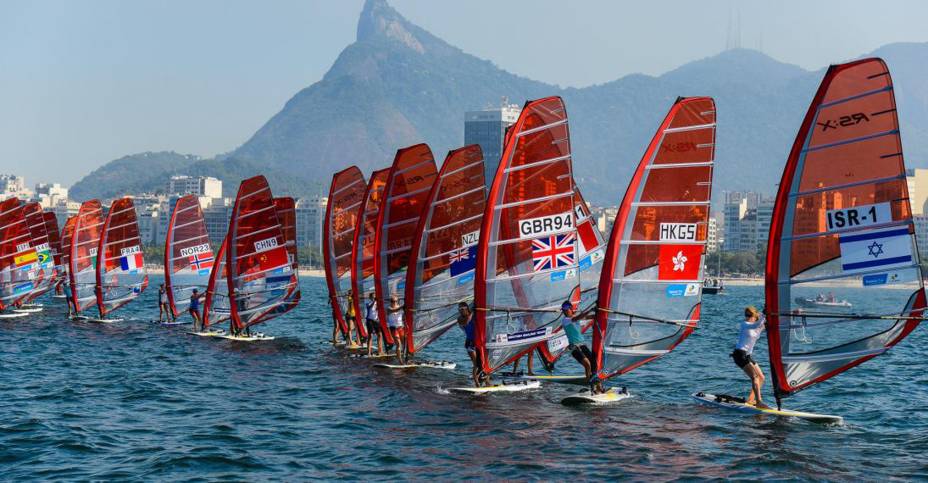 <strong>28. <a href="https://viajeaqui.abril.com.br/cidades/br-rj-rio-de-janeiro" target="_blank" rel="noopener">Rio de Janeiro</a>, <a href="https://viajeaqui.abril.com.br/paises/brasil" target="_blank" rel="noopener">Brasil</a>, 2016</strong> Os jogos olímpicos do Rio foram os primeiros a serem realizados em uma cidade da América do Sul. A cerimônia de abertura contou com uma reprodução do voo feito por Santos Dumont a bordo do 14 Bis e um desfile de Gisele Bundchen em pleno Maracanã ao som de Garota de Ipanema. Foi a última Olimpíada de Michael Phelps, maior medalhista olímpico de todos os tempos, com 28 medalhas. Quem compareceu às arenas pôde testemunhar 19 recordes mundiais serem quebrados em modalidades diferentes como atletismo, natação, levantamento de peso e tiro com arco. No ciclismo, o recorde mundial na categoria perseguição por equipes femininas foi quebrado 4 vezes em 2 dias. Mas no que se refere ao legado para a cidade, o parque olímpico da Barra da Tijuca, construído ao custo de mais de R$2 bilhões, continua subutilizado. Hoje no local ocorrem eventos esporádicos como o Rock in Rio.