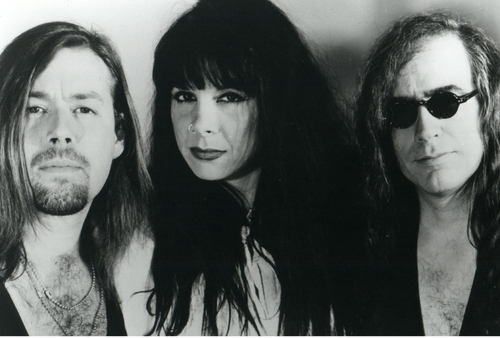 <strong>CONCRETE BLONDE & GENE LOVES JEZEBEL</strong><br />      <br />      A banda californiana Concrete Blonde (foto) virá ao Brasil para uma série de quatro shows. Você certamente vai cantar os clássicos <em>Joey </em>e <em>Tomorrow, Wendy</em>. Junto com ela vem Gene Loves Jezebel, banda de rock londrina com ares góticos.            <strong>Onde e Quando: </strong>Porto Alegre (RS), dia 17 de maio, no Teatro do Bourbon Country. Curitiba (PR), dia 18, no Festival Lupaluna. São Paulo, dia 19 de maio, no HSBC Brasil. Rio de Janeiro, dia 20 de maio, na Fundição Progresso            <strong>Ingressos: </strong>Porto Alegre e São Paulo estão à venda no site <a href="https://www.ingressorapido.com.br/BuscaPrincipal.aspx?pesq=concrete" rel="Ingresso Rápido" target="_blank">Ingresso Rápido</a>. Em Curitiba os ingressos ainda não estão à venda e Rio de Janeiro é possível comprar no site da própria <a href="https://www.fundicaoprogresso.com.br/index.php?page=Internas.loja" rel="casa de shows" target="_blank">casa de shows</a>