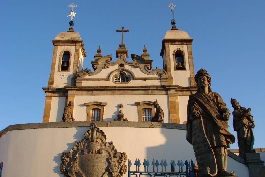 No caminho morro acima, seis capelas que compõem o Jardim de Passos representam a Via Sacra com belíssimas imagens em cedro feitas também por Aleijadinho. Esse conjunto foi tombado pela UNESCO como Patrimônio Cultural da Humanidade. Todo ano, o município reúne milhares de fiéis em busca de cura, fluxo que aumenta durante a Semana Santa: os habitantes da cidade enfeitam as ruas de pedra com serragem colorida e flores, especialmente em frente às capelas, espetáculo que vale a pena presenciar.