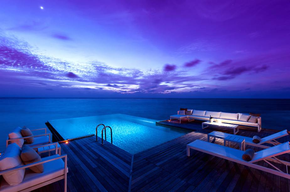 Piscina do <a href="https://www.booking.com/hotel/mv/conrad-maldives-rangali-island.pt-br.html?aid=332455&label=viagemabril-hoteisflutuantes" rel="Conrad Maldives Rangali Island " target="_blank">Conrad Maldives Rangali Island </a>