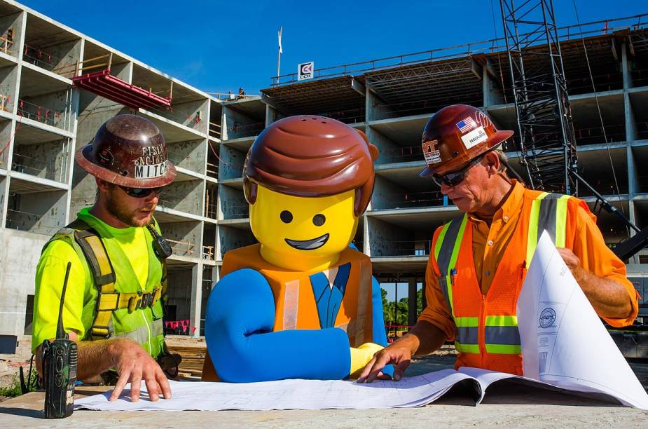 Boneco de Lego verifica o projeto de engenharia do Legoland Hotel, na Flórida Boneco de Lego verifica o projeto de engenharia do Legoland Hotel, na Flórida