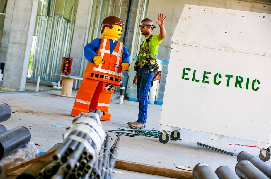 Brinquedo checa as obras do hotel de Lego em Orlando, Flórida