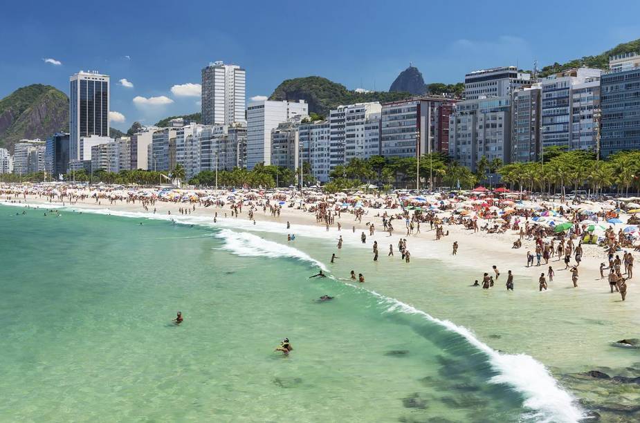 <a href="https://viajeaqui.abril.com.br/estabelecimentos/br-rj-rio-de-janeiro-atracao-praia-de-copacabana" rel="Praia de Copacabana " target="_blank"><strong>Praia de Copacabana </strong></a> O mundo se encontra em Copa. Por lá os turistas e cariocas convivem em perfeita sintonia junto com os vendedores ambulantes. O calçadão mais famoso do Brasil e a estátua de Carlos Drummond de Andrade ficam na orla de Copacabana <a href="https://viajeaqui.abril.com.br/estabelecimentos/br-rj-rio-de-janeiro-atracao-praia-de-copacabana" rel="Praia de Copacabana " target="_blank"><strong>Praia de Copacabana </strong></a> O mundo se encontra em Copa. Por lá os turistas e cariocas convivem em perfeita sintonia junto com os vendedores ambulantes. O calçadão mais famoso do Brasil e a estátua de Carlos Drummond de Andrade ficam na orla de Copacabana