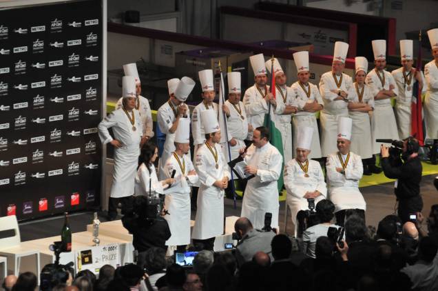 A cada dois anos, desde 1987, o concurso Bocuse d’Or, fundado por Paul Bocuse, vem reunindo jovens chefs dos cinco continentes A cada dois anos, desde 1987, o concurso Bocuse d’Or, fundado por Paul Bocuse, vem reunindo jovens chefs dos cinco continentes