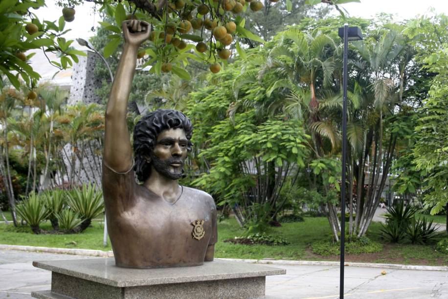 <strong>Sócrates</strong> era o líder da <strong>Democracia Corinthiana</strong> que começou em 1982. Naquela época, os jogadores, comissão técnica, diretoria e até o roupeiro discutiam abertamente o futuro do departamento de futebol do clube e decidiam tudo no voto. O <strong>Corinthians</strong> se apresentava com frases de cunho político nas camisetas como "Diretas já" ou "Dia 15 vote". Além do busto na Fazendinha (foto), o jogador também aparece no Memorial, em caricaturas e fotos  