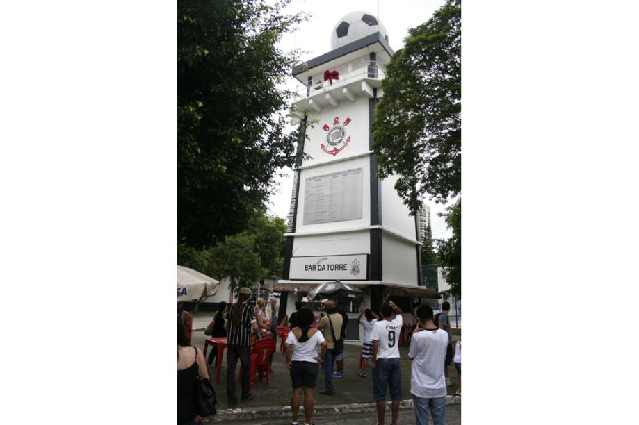 O <strong>Bar da Torre</strong>, na Fazendinha, era lugar onde Sócrates se reunia com os outros jogadores após os treinos do <strong>Corinthians</strong>. Eles falavam sobre a vida, sobre política e sobre futebol