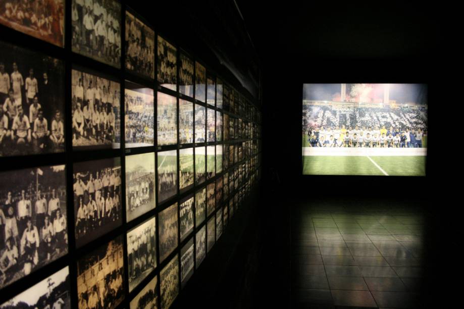 No <strong>Memorial do Corinthians</strong> um mural de fotos permite que os visitantes conheçam todas as equipes do clube. O time de 2012, campeão da Libertadores e do Mundial da Fifa aparece projetado na parede ao lado, em destaque