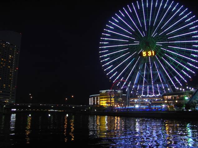 Como o próprio nome indica, a Cosmo Clock não é apenas uma roda-gigante de 112,5 metros de altura, mas um relógio enorme também – um dos maiores do mundo. No total, 60 gôndolas levam 8 passageiros cada em um passeio de 15 minutos. A Cosmo Clock é considerada uma das joias de Minato Mirai 21, distrito de <a href="https://viajeaqui.abril.com.br/cidades/japao-yokohama" target="_self">Yokohama</a> conhecido por abrigar outras construções famosas: o prédio mais alto do país e o farol mais alto do mundo Como o próprio nome indica, a Cosmo Clock não é apenas uma roda-gigante de 112,5 metros de altura, mas um relógio enorme também – um dos maiores do mundo. No total, 60 gôndolas levam 8 passageiros cada em um passeio de 15 minutos. A Cosmo Clock é considerada uma das joias de Minato Mirai 21, distrito de <a href="https://viajeaqui.abril.com.br/cidades/japao-yokohama" target="_self">Yokohama</a> conhecido por abrigar outras construções famosas: o prédio mais alto do país e o farol mais alto do mundo