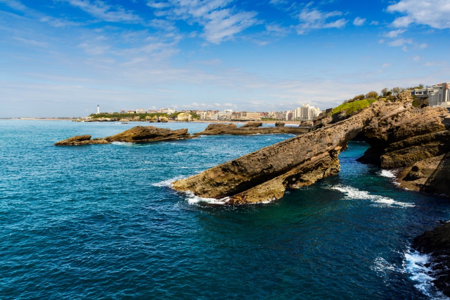 <strong>Côte Des Basques, Biarritz, <a href="https://viajeaqui.abril.com.br/paises/franca" rel="França" target="_self">França</a> </strong>                Ver as ondas batendo em seu caminho de pedras é um programa e tanto pra quem não dispensa os espetáculos da natureza! Os restaurantes em seu entorno servem opções deliciosas de pratos com frutos do mar. Vale a pena se arriscar nos esportes que atraem aventureiros pela região, como surfe                <em><a href="https://www.booking.com/city/fr/biarritz.pt-br.html?sid=5b28d827ef00573fdd3b49a282e323ef;dcid=4aid=332455&label=viagemabril-as-mais-belas-praias-do-mediterraneo" rel="Veja preços de hotéis em Biarritz no Booking.com" target="_blank">Veja preços de hotéis em Biarritz no Booking.com</a></em>