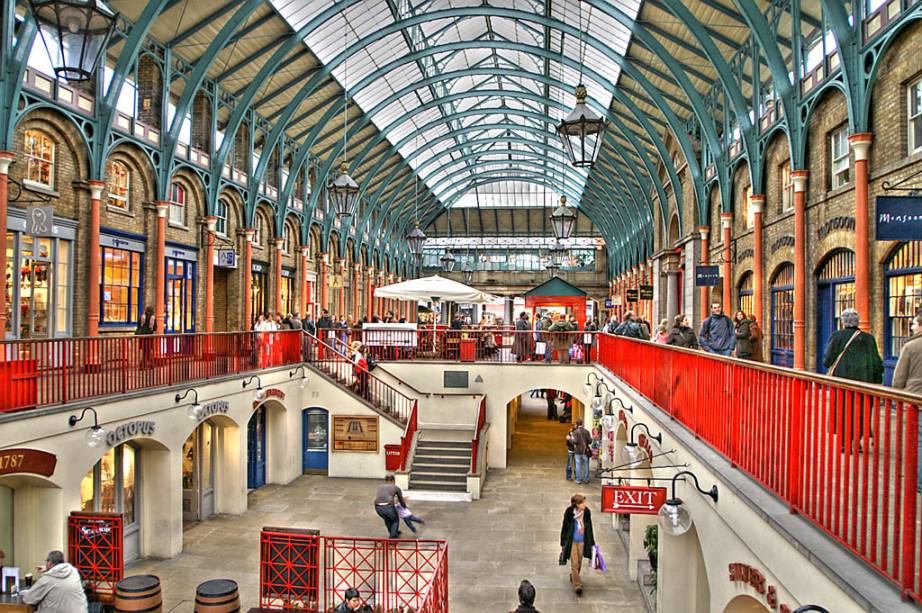 Para uma outra agradável tarde de compras, a <strong>Covent Garden Piazza</strong> abriga lojas, restaurantes, bares e cafés. Na hora em que a fome bater, escolha entre o tradicional fish and chips do <strong>Rock and Sole Plaice</strong> <em> (47 Endell St.) </em>e um dos pratos italianos que Jamie Oliver preparou para o seu <strong>Jamie’s Italian </strong><em>(11 Upper St. Martin’s Lane, <a href="https://jamieoliver.com" rel="jamieoliver.com" target="_blank">jamieoliver.com</a>)</em>. A microcervejaria irlandesa <strong>Porterhouse</strong> <em>(21-22 Maiden Lane, <a href="https://porterhousebrewco.com" rel="porterhousebrewco.com" target="_blank">porterhousebrewco.com</a>) </em>é uma boa pedida para provar cervejas locais, como a Oyster (stout) e a Porterhouse Red (red ale).