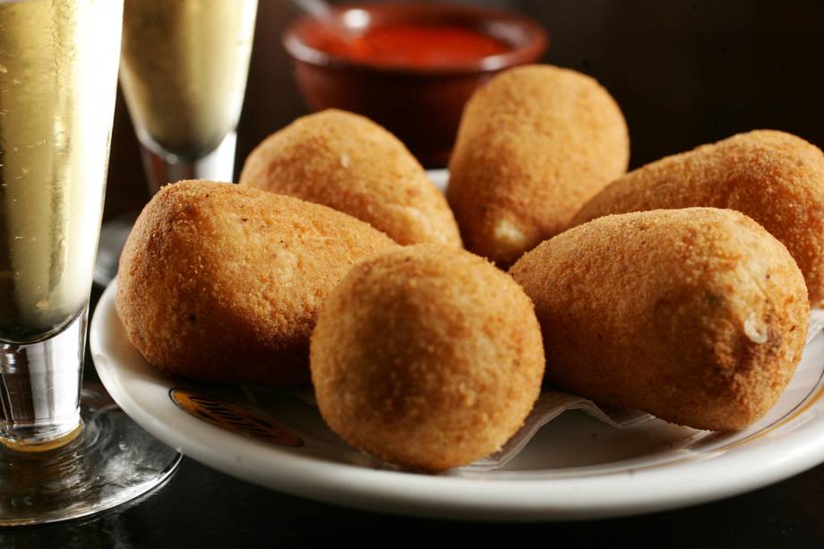 <strong>Coxinha</strong><br /><br />Crocante por fora, macia por dentro, com recheio saboroso: quem resiste a uma coxinha assim? No <a href="https://viajeaqui.abril.com.br/blog/boteclando/2012/03/29/veloso-7-anos/" rel="Veloso"><strong>Veloso</strong></a>, em <a href="https://viajeaqui.abril.com.br/cidades/br-sp-sao-paulo" rel="São Paulo">São Paulo</a>, você consegue um resultado perfeito assim e o prazer vai lhe custar apenas R$ 3,80 (a unidade). No <a href="https://viajeaqui.abril.com.br/cidades/br-rj-rio-de-janeiro" rel="Rio">Rio</a>, o <strong>viajeaqui</strong> indica a coxinha da <a href="https://viajeaqui.abril.com.br/estabelecimentos/br-rj-rio-de-janeiro-atracao-confeitaria-colombo" rel="Confeitaria Colombo"><strong>Confeitaria Colombo</strong></a>, que poderá ser deliciada no salão do século 19, na unidade do Centro. O <strong><a href="https://viajeaqui.abril.com.br/estabelecimentos/br-mg-ouro-preto-restaurante-bar-barroco" rel="Bar Barroco">Bar Barroco</a></strong>, em <a href="https://viajeaqui.abril.com.br/cidades/br-mg-ouro-preto" rel="Ouro Preto">Ouro Preto</a> (MG) também merece ser citado por sua coxinha boa e barata, com direito a um ossinho de galinha espetado (R$ 2).