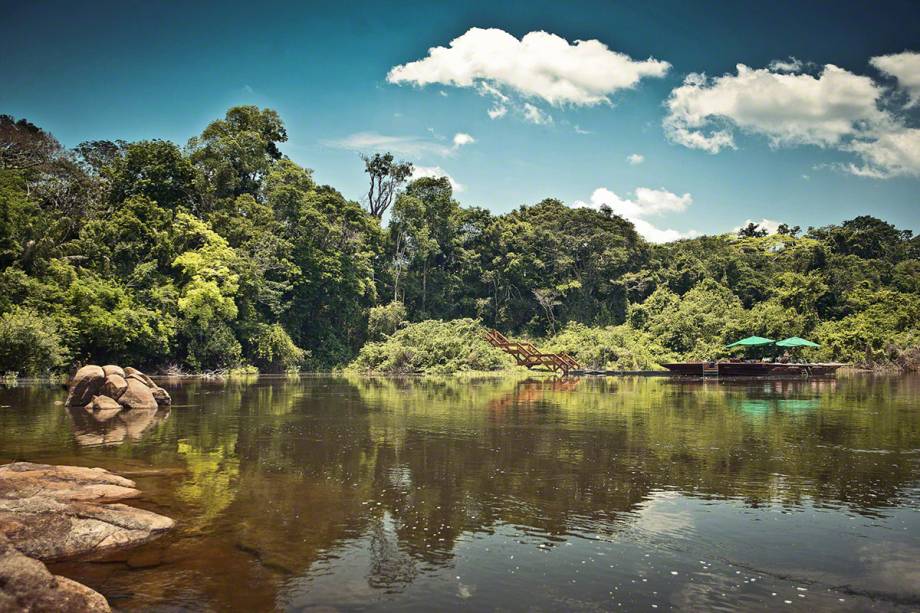 O <a href="https://viajeaqui.abril.com.br/estabelecimentos/br-mt-alta-floresta-hospedagem-cristalino-jungle-lodge" rel="Cristalino Jungle Lodge" target="_blank">Cristalino Jungle Lodge</a> tem restaurante, bar, sala de leitura, sala de apresentações e um deck aberto para convívio entre os hóspedes