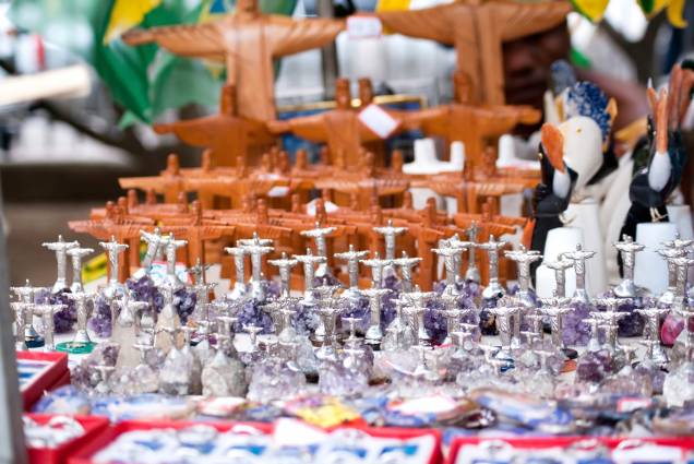 As belezas da <a href="https://preprod.viagemeturismo.abril.com.br/cidades/rio-de-janeiro-7/" target="_blank">Cidade Maravilhosa</a> são muitas, mas não tem como competir: o <a href="https://viajeaqui.abril.com.br/estabelecimentos/br-rj-rio-de-janeiro-atracao-cristo-redentor-corcovado" target="_blank">Cristo</a> é quem reina no quesito lembracinhas As belezas da <a href="https://preprod.viagemeturismo.abril.com.br/cidades/rio-de-janeiro-7/" target="_blank">Cidade Maravilhosa</a> são muitas, mas não tem como competir: o <a href="https://viajeaqui.abril.com.br/estabelecimentos/br-rj-rio-de-janeiro-atracao-cristo-redentor-corcovado" target="_blank">Cristo</a> é quem reina no quesito lembracinhas