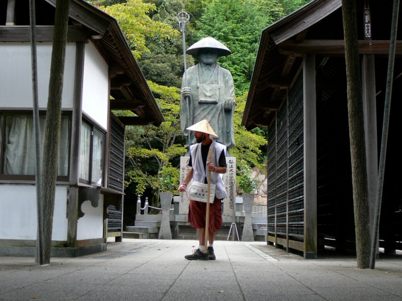 <strong>88 Templos de Shikoku, Japão</strong><br />Shikoku, a menor das quatro ilhas principais do <a href="https://viajeaqui.abril.com.br/paises/japao" rel="Japão" target="_blank">Japão</a>, guarda uma das mais congestionadas rotas de peregrinos do planeta. Fiéis paramentados com bastões, chapéu de palha e roupas brancas cumprem uma exigente rota de 1200 quilômetros – parte urbana, parte totalmente isolada do mundo – passando por 88 templos budistas relacionadas ao monge Kobo Daishi, o Kukai.<br /> 