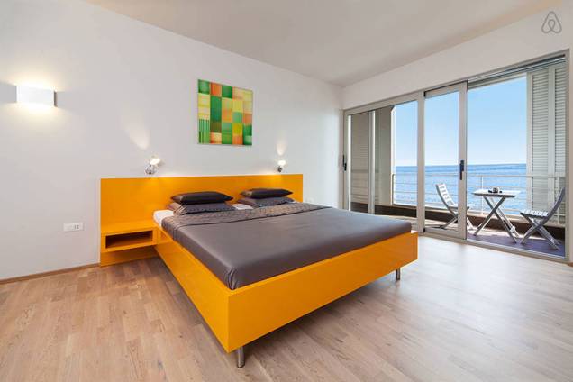 <a href="https://www.airbnb.com.br/rooms/2670849" rel="20. Ilha de Vis, Croácia" target="_blank"><strong>20. Ilha de Vis, Croácia</strong></a>É possível alugar a casa inteira, que hospeda até 12 hóspedes em seus cinco quartos <a href="https://www.airbnb.com.br/rooms/2670849" rel="20. Ilha de Vis, Croácia" target="_blank"><strong>20. Ilha de Vis, Croácia</strong></a>É possível alugar a casa inteira, que hospeda até 12 hóspedes em seus cinco quartos