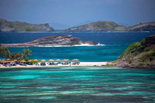 <a href="https://www.selections.com.br/indexmain.php" rel="SELECTIONS " target="_blank"><strong>SELECTIONS </strong></a><strong>O que ela faz por você:</strong> Especialista em viagens de luxo personalizadas, só leva a hotéis top.<strong>Pacote:</strong> Cinco noites no <a href="https://leguanahani.com" rel="Guanahani" target="_blank">Guanahani</a>, localizado em uma península com praias particulares de<a href="https://viajeaqui.abril.com.br/paises/saint-barthelemy-st-barth" rel=" St. Barths"> St. Barths</a>, custam US$ 3 740 (com aluguel de carro, sem aéreo). Em Turks e Caicos, as cinco noites no <a href="https://www.amanresorts.com/" rel="Amanyara">Amanyara</a> saem desde US$ 4 250 (sem aéreo). <a href="https://www.selections.com.br/indexmain.php" rel="SELECTIONS " target="_blank"><strong>SELECTIONS </strong></a><strong>O que ela faz por você:</strong> Especialista em viagens de luxo personalizadas, só leva a hotéis top.<strong>Pacote:</strong> Cinco noites no <a href="https://leguanahani.com" rel="Guanahani" target="_blank">Guanahani</a>, localizado em uma península com praias particulares de<a href="https://viajeaqui.abril.com.br/paises/saint-barthelemy-st-barth" rel=" St. Barths"> St. Barths</a>, custam US$ 3 740 (com aluguel de carro, sem aéreo). Em Turks e Caicos, as cinco noites no <a href="https://www.amanresorts.com/" rel="Amanyara">Amanyara</a> saem desde US$ 4 250 (sem aéreo).