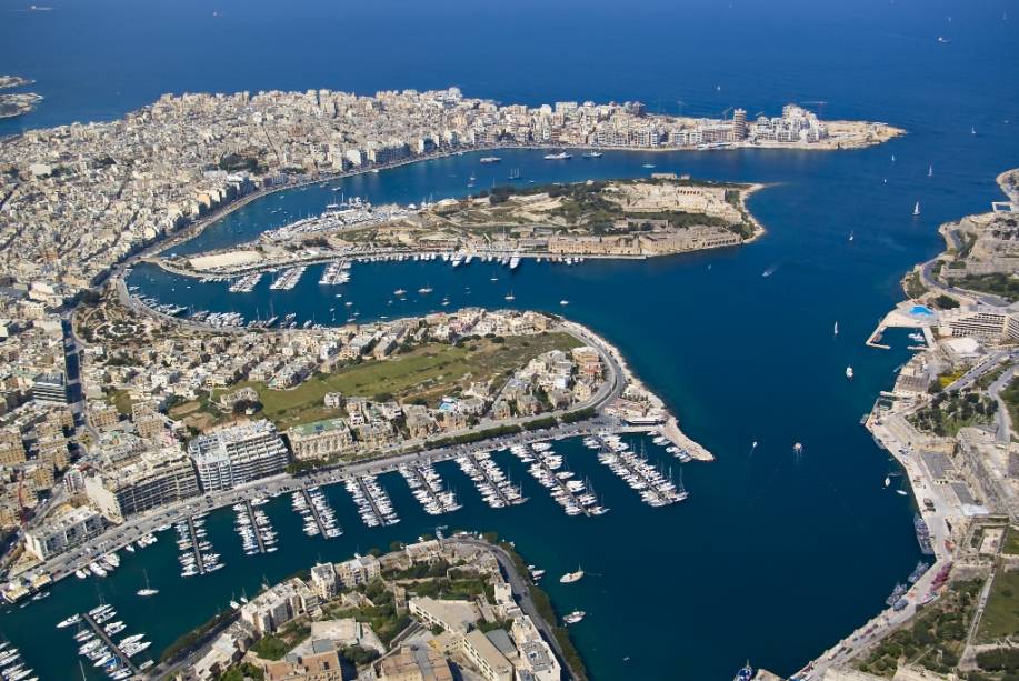 Vista geral da baía de Marsamxett, com a ilha Manoel ao centro