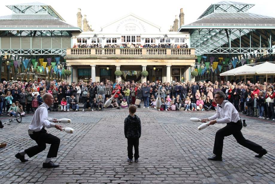 O antigo pavilhão do mercado de Covent Garden hoje reúne um público eclético, em busca de bons restaurantes e bares. É muito comum ver artistas de rua entretendo os transeuntes