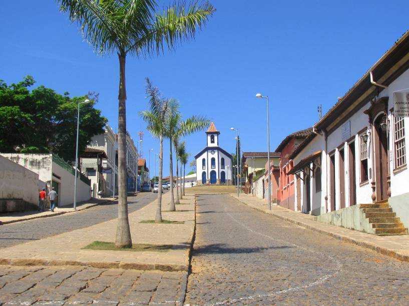 <strong><a href="https://viajeaqui.abril.com.br/cidades/br-mg-santa-barbara" target="_self">Santa Bárbara</a>, <a href="https://viajeaqui.abril.com.br/estados/br-minas-gerais" target="_self">Minas Gerais</a></strong> Paisagens bucólicas se formam à beira da Serra do Caraça, tornando a cidade repleta de ambientes tranquilos e acolhedores. Suas origens também estão calcadas no Ciclo do Ouro mineiro, visto que minas da região foram exploradas em larga escala pelos bandeirantes no século XVIII. Vale esticar até o <a href="https://viajeaqui.abril.com.br/estabelecimentos/br-mg-santa-barbara-atracao-parque-natural-do-caraca" target="_self">Parque Natural</a> da cidade, com belas trilhas, cachoeiras e prédios históricos bem conservados  <em><a href="https://www.booking.com/city/br/santa-barbara.pt-br.html?aid=332455&label=viagemabril-cidades-historicas-do-brasil" target="_blank">Veja preços de hotéis em Santa Bárbara no Booking.com</a></em>