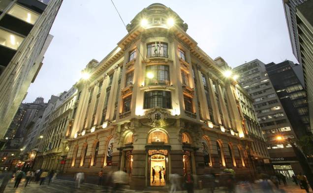 <a href="https://viajeaqui.abril.com.br/estabelecimentos/br-rj-rio-de-janeiro-atracao-centro-cultural-banco-do-brasil" rel="Centro Cultural Banco do Brasil"><strong>Centro Cultural Banco do Brasil</strong></a><br /> Construído em 1901, o edifício tornou-se sede do Banco do Brasil em 1927 e Centro Cultural em 2001. Patrimônio tombado pelo Condephaat, o prédio agora é palco de diversas expressões artísticas, como exposições temporárias que ocupam três andares. No teatro há sempre uma peça em cartaz; no cinema, filmes que fogem do circuito comercial. Um agradável café, com mesas na calçada, funciona no térreo. <a href="https://viajeaqui.abril.com.br/estabelecimentos/br-rj-rio-de-janeiro-atracao-centro-cultural-banco-do-brasil" rel="Centro Cultural Banco do Brasil"><strong>Centro Cultural Banco do Brasil</strong></a><br /> Construído em 1901, o edifício tornou-se sede do Banco do Brasil em 1927 e Centro Cultural em 2001. Patrimônio tombado pelo Condephaat, o prédio agora é palco de diversas expressões artísticas, como exposições temporárias que ocupam três andares. No teatro há sempre uma peça em cartaz; no cinema, filmes que fogem do circuito comercial. Um agradável café, com mesas na calçada, funciona no térreo.