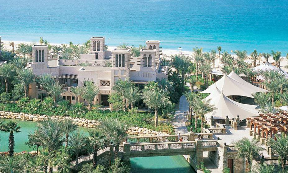 <strong>13. Dar Al Masyaf at Madinat Jumeirah, <a href="https://viajeaqui.abril.com.br/cidades/emirados-arabes-unidos-dubai/fotos" rel="Dubai" target="_blank">Dubai</a>, <a href="https://viajeaqui.abril.com.br/paises/emirados-arabes-unidos/fotos" rel="Emirados Árabes Unidos" target="_blank">Emirados Árabes Unidos</a></strong>O segundo colocado em Dubai também oferece luxo e glamour, mas em vez de um acampamento no deserto ao estilo Lawrence da Arábia, está mais para mil e uma noites: um enorme palácio digno de um sultão - ou, no caso, emir.Mês mais barato para se hospedar: Junho