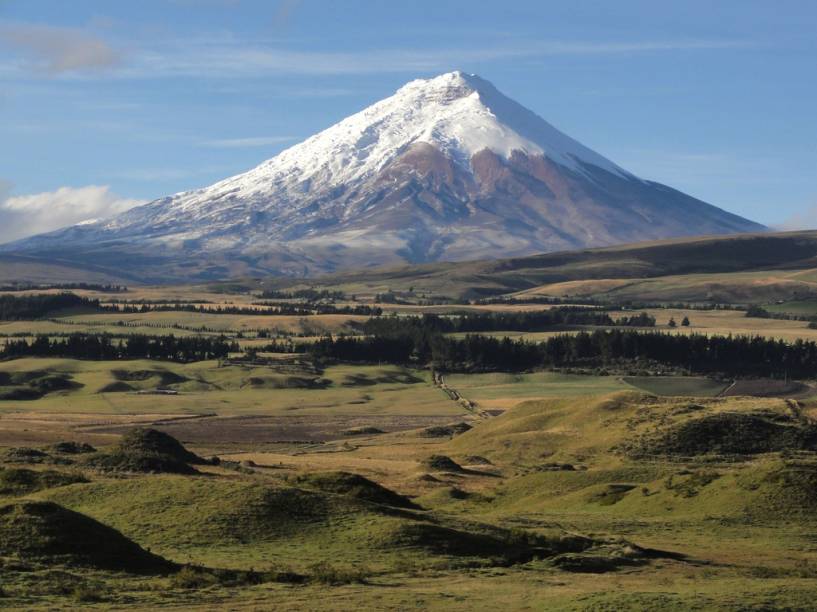 <strong>Avenida dos Vulcões, Equador</strong> Em um trecho de apenas 200 quilômetros, 14 vulcões - ativos e adormecidos - pontilham a vista dos viajantes. Entre os gigantes de neve e lava estão os picos mais altos do <a href="https://viajeaqui.abril.com.br/paises/equador" rel="Equador" target="_blank">Equador</a>: o <strong>Chimborazo </strong>(6310 metros) e o <strong>Cotopaxi </strong>(na foto, com 5897 metros). O trecho da rodovia Panamericana entre Quito e Riobamba é o melhor para avistar os montes <strong>Avenida dos Vulcões, Equador</strong> Em um trecho de apenas 200 quilômetros, 14 vulcões - ativos e adormecidos - pontilham a vista dos viajantes. Entre os gigantes de neve e lava estão os picos mais altos do <a href="https://viajeaqui.abril.com.br/paises/equador" rel="Equador" target="_blank">Equador</a>: o <strong>Chimborazo </strong>(6310 metros) e o <strong>Cotopaxi </strong>(na foto, com 5897 metros). O trecho da rodovia Panamericana entre Quito e Riobamba é o melhor para avistar os montes