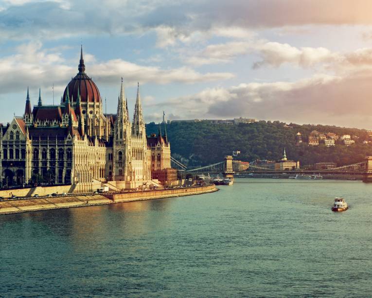 <a href="https://www.ci.com.br/" rel="CI" target="_blank"><strong>CI</strong></a> <strong>O que ela faz por você</strong> Combina <a href="https://viajeaqui.abril.com.br/paises/hungria" rel="Hungria" target="_blank">Hungria</a>, <a href="https://viajeaqui.abril.com.br/paises/eslovaquia" rel="Eslováquia" target="_blank">Eslováquia</a> e <a href="https://viajeaqui.abril.com.br/paises/polonia" rel="Polônia" target="_blank">Polônia</a>. <strong>Pacote</strong> Das nove noites em hotéis midscale, três são em <a href="https://viajeaqui.abril.com.br/cidades/hungria-budapeste" rel="Budapeste" target="_blank">Budapeste</a> (foto), do notável Parlamento húngaro, e duas na graciosa Bratislava, capital da <a href="https://viajeaqui.abril.com.br/paises/eslovaquia" rel="Eslováquia" target="_blank">Eslováquia</a> (ainda barata, apesar do euro). As quatro noites fnais, na <a href="https://viajeaqui.abril.com.br/paises/polonia" rel="Polônia" target="_blank">Polônia</a>, se dividem entre Cracóvia, uma das cidades mais antigas e bem preservadas do país, e <a href="https://viajeaqui.abril.com.br/cidades/polonia-varsovia" rel="Varsóvia" target="_blank">Varsóvia</a>, que teve de ser reconstruída após o domínio nazista. Incluindo bilhetes de trem entre os destinos, custa € 1 682 <a href="https://www.ci.com.br/" rel="CI" target="_blank"><strong>CI</strong></a> <strong>O que ela faz por você</strong> Combina <a href="https://viajeaqui.abril.com.br/paises/hungria" rel="Hungria" target="_blank">Hungria</a>, <a href="https://viajeaqui.abril.com.br/paises/eslovaquia" rel="Eslováquia" target="_blank">Eslováquia</a> e <a href="https://viajeaqui.abril.com.br/paises/polonia" rel="Polônia" target="_blank">Polônia</a>. <strong>Pacote</strong> Das nove noites em hotéis midscale, três são em <a href="https://viajeaqui.abril.com.br/cidades/hungria-budapeste" rel="Budapeste" target="_blank">Budapeste</a> (foto), do notável Parlamento húngaro, e duas na graciosa Bratislava, capital da <a href="https://viajeaqui.abril.com.br/paises/eslovaquia" rel="Eslováquia" target="_blank">Eslováquia</a> (ainda barata, apesar do euro). As quatro noites fnais, na <a href="https://viajeaqui.abril.com.br/paises/polonia" rel="Polônia" target="_blank">Polônia</a>, se dividem entre Cracóvia, uma das cidades mais antigas e bem preservadas do país, e <a href="https://viajeaqui.abril.com.br/cidades/polonia-varsovia" rel="Varsóvia" target="_blank">Varsóvia</a>, que teve de ser reconstruída após o domínio nazista. Incluindo bilhetes de trem entre os destinos, custa € 1 682