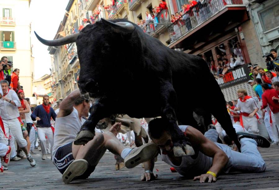 <strong>7. Sanfermines</strong>    As famosas corridas de touros pelas ruas de <strong>Pamplona</strong>, em Navarra, começaram quase que espontaneamente, ao conduzirem animais dos currais de Santo Domingo até a Praça de Touros. O <em>Encierro </em>tomou suas formas atuais no século 19 e se tornou popular com a promoção feita pelo escritor americano <strong>Ernest Hemigway</strong>, um entusiasta. As corridas fazem parte das festas em comemoração a São Firmino.    Na foto, dois a zero para o touro!    <strong>Onde: </strong>Pamplona, Navarra, <a href="https://viajeaqui.abril.com.br/paises/espanha" rel="Espanha" target="_blank">Espanha</a>. <strong>Quando: </strong>7 e 14 de Julho