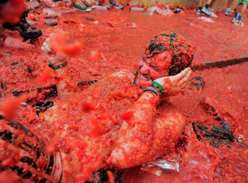 <strong>9. La Tomatina, Espanha</strong><br />  Um caos. Dezenas de pessoas atirando tomates umas nas outras como loucas. Se você tiver pinta de gringo com certeza levará a pior, pois será alvo preferencial. O que começou como uma guerra de verduras e legumes numa confusão entre jovens, em 1945, hoje é uma atração turística que reúne pessoas de todo o mundo.    <strong>Onde: </strong>Buñol, <a href="https://viajeaqui.abril.com.br/paises/espanha" rel="Espanha" target="_blank">Espanha</a>. <strong>Quando: </strong>última quarta-feira de Agosto