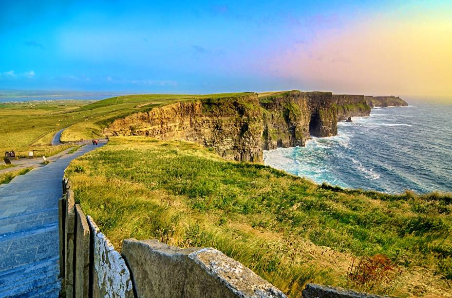 Com 8 quilômetros de extensão, as Falésias de Moher, no Condado de Clare (oeste da <a href="https://viajeaqui.abril.com.br/paises/irlanda" rel="Irlanda">Irlanda</a>), chegam a uma altura máxima de 214 metros e são uma das principais atrações do país<strong>+ <a href="https://viajeaqui.abril.com.br/materias/fotos-10-falesias-impressionantes-pelo-mundo" rel="10 falésias impressionantes pelo mundo" target="_blank">Fotos: 10 falésias impressionantes pelo mundo</a></strong><strong>+ <a href="https://viajeaqui.abril.com.br/materias/8-experiencias-irlandesas-dublin" rel="8 experiências irlandesas em Dublin" target="_blank">8 experiências irlandesas em Dublin</a></strong>