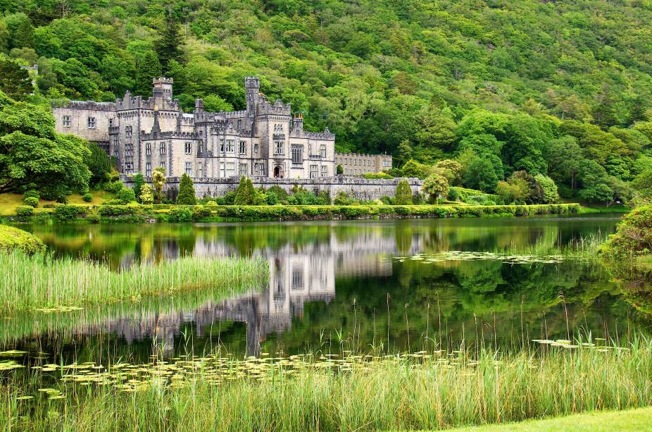 Na charmosa cidade de Galway, vale a pena visitar a Abadia de Kylemore e o o Jardim Murado Vitoriano, que inclui uma área verde belíssima