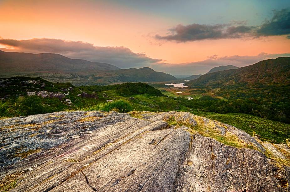 No Parque Nacional de Killarney, a bela Ladies View torna-se ainda mais estonteante ao pôr do Sol. O nome, a propósito, não é à toa: a região foi admirada por damas de honra durante a visita da Rainha Vitória, em 1861