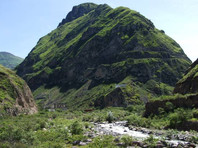 Esta é a montanha Nariz do Diabo, nos Andes equatorianos. De longe, até que pode não parecer grande coisa, mas é nela que o trem perfaz trajeto em ziguezague ladeira abaixo, indo de 2.346 a 1.860 metros sobre o nível do mar. E aí, vai encarar? Esta é a montanha Nariz do Diabo, nos Andes equatorianos. De longe, até que pode não parecer grande coisa, mas é nela que o trem perfaz trajeto em ziguezague ladeira abaixo, indo de 2.346 a 1.860 metros sobre o nível do mar. E aí, vai encarar?