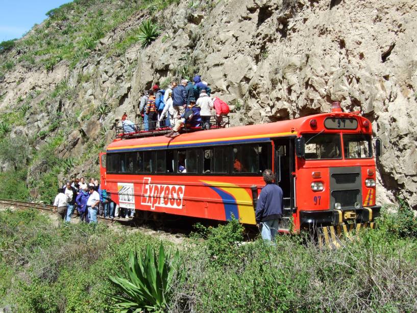 ...a composição principal chega, de fato, a descarrilar! Entra em cena, então, o pessoal da manutenção. Logo mais tudo volta ao normal. Assustou? Muita calma nessa hora... Apesar de não parecer, isso também está previsto e faz parte da aventura. Ajuda, na verdade, a manter a aura de "perigo iminente" e "viagem sem volta" que fizeram a fama do Nariz do Diabo. Mas não passa de, digamos, um "risco calculado". ...a composição principal chega, de fato, a descarrilar! Entra em cena, então, o pessoal da manutenção. Logo mais tudo volta ao normal. Assustou? Muita calma nessa hora... Apesar de não parecer, isso também está previsto e faz parte da aventura. Ajuda, na verdade, a manter a aura de "perigo iminente" e "viagem sem volta" que fizeram a fama do Nariz do Diabo. Mas não passa de, digamos, um "risco calculado".