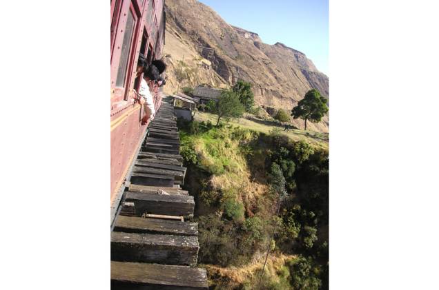 Em alguns trechos o trem também atravessa pontes. Nesses pontos o visual costuma causar certa sensação de... vertigem! Se você tiver problema com isso, fique esperto e procure não olhar para baixo. Caso contrário, bem, aproveite para fazer fotos alucinantes dos desfiladeiros íngremes que se apresentam no caminho. Em alguns trechos o trem também atravessa pontes. Nesses pontos o visual costuma causar certa sensação de... vertigem! Se você tiver problema com isso, fique esperto e procure não olhar para baixo. Caso contrário, bem, aproveite para fazer fotos alucinantes dos desfiladeiros íngremes que se apresentam no caminho.