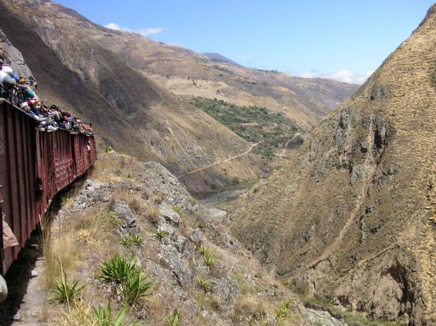 "Olha a curva!" é o brado que se repete em quantos idiomas estiverem representados a bordo cada vez que a composição contorna os Andes. Vales profundos, vulcões e picos nevados alternam-se ao longo do trajeto até o Nariz do Diabo, numa viagem para lá de inusitada sobre o teto do trem. "Olha a curva!" é o brado que se repete em quantos idiomas estiverem representados a bordo cada vez que a composição contorna os Andes. Vales profundos, vulcões e picos nevados alternam-se ao longo do trajeto até o Nariz do Diabo, numa viagem para lá de inusitada sobre o teto do trem.