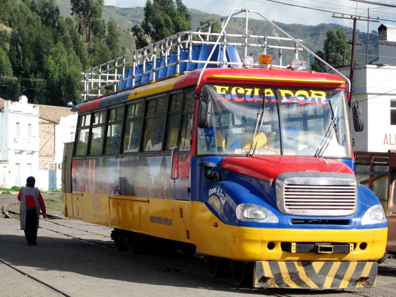 A viagem de trem rumo ao Nariz do Diabo, nos Andes equatorianos, pode começar a bordo de um desses pitorescos ônibus turísticos, chamados de Chiva. Com tarifas de US$ 5 a US$ 8, eles recolhem e transportam os viajantes até a estação de embarque. Há duas opções para iniciar a jornada sobre trilhos: Riobamba ou Alausí, cidades situadas ao sul de <strong><a href="https://viajeaqui.abril.com.br/cidades/equador-quito" rel="Quito" target="_blank">Quito</a></strong>, a capital do <strong><a href="https://viajeaqui.abril.com.br/paises/equador" rel="Equador" target="_blank">Equador</a></strong>. A viagem de trem rumo ao Nariz do Diabo, nos Andes equatorianos, pode começar a bordo de um desses pitorescos ônibus turísticos, chamados de Chiva. Com tarifas de US$ 5 a US$ 8, eles recolhem e transportam os viajantes até a estação de embarque. Há duas opções para iniciar a jornada sobre trilhos: Riobamba ou Alausí, cidades situadas ao sul de <strong><a href="https://viajeaqui.abril.com.br/cidades/equador-quito" rel="Quito" target="_blank">Quito</a></strong>, a capital do <strong><a href="https://viajeaqui.abril.com.br/paises/equador" rel="Equador" target="_blank">Equador</a></strong>.