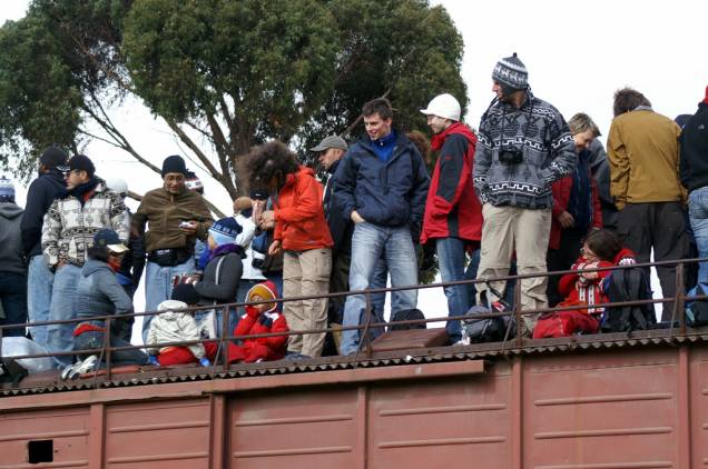 Você pode embarcar em Riobamba ou em Alausí. Seja como for, algumas paradas estão programadas ao longo do percurso, até para que os turistas que viajam sobre o teto possam levantar e esticar as pernas por preciosos instantes. Para depois seguir adiante – e a todo vapor – rumo ao Nariz do Diabo. Você pode embarcar em Riobamba ou em Alausí. Seja como for, algumas paradas estão programadas ao longo do percurso, até para que os turistas que viajam sobre o teto possam levantar e esticar as pernas por preciosos instantes. Para depois seguir adiante – e a todo vapor – rumo ao Nariz do Diabo.